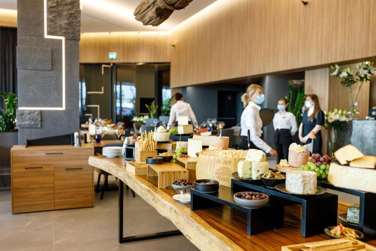 Qosmo Brasov Hotel Luaran gambar